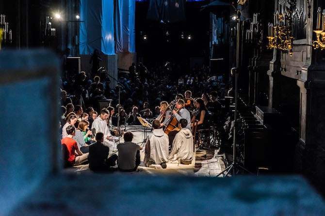 28 mai 2016 : Nuit Sacrée organisée par la paroisse Saint Merry, en collaboration avec l’association Coexister. De 19h à 6h du matin, dans l’église Saint Merry, des groupes des différentes communautés religieuses chantent Dieu ou le sacré selon leur répertoire. Membres de la communauté de Taizé. Eglise Saint Merry, Paris (75), France.